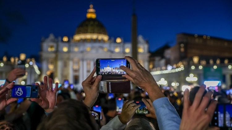 Вернікі на Плошчы Святога Пятра ў чаканні дыму з коміна Сікстынскай капэлы