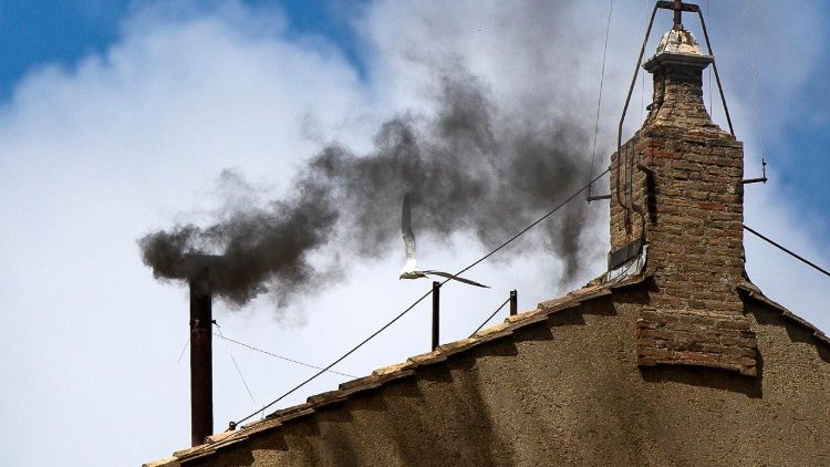 രണ്ടാം ദിനത്തിലെ ആദ്യ രണ്ടു വോട്ടിംഗ് ഫലം വ്യക്തമാക്കി കറുത്ത പുകയുയരുന്നു