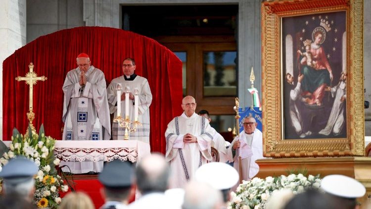 Kardinolo G. B. Re malda Pompėjų šventovėje prie Rožinio Marijos paveikslo 2025 m. gegužės 8 d.