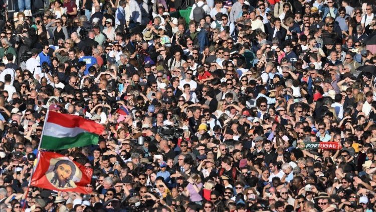 +++ Fumata bianca, eletto il Papa +++