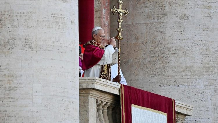 Papa Leon al XIV-lea (Robert Francisc Prevost) la Loja Centrală a Bazilicii San Pietro (8 mai 2025), imediat după alegere 
