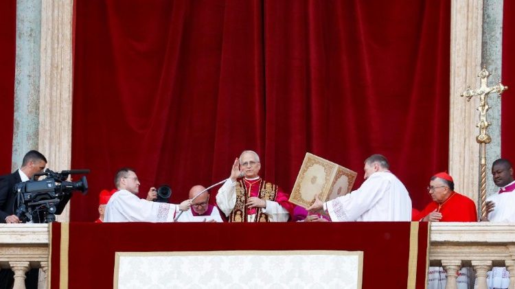 Новият папа Лъв ХIV от централната ложа на ватиканската базилика