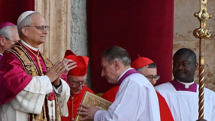 Leo XIV. kurz nach seiner Wahl auf der Loggia des Petersdoms