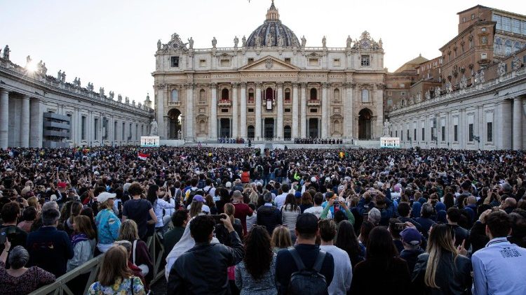 Umati wa watu wa Mungu walioshuhudia kutangazwa kwa Papa Leo XIV