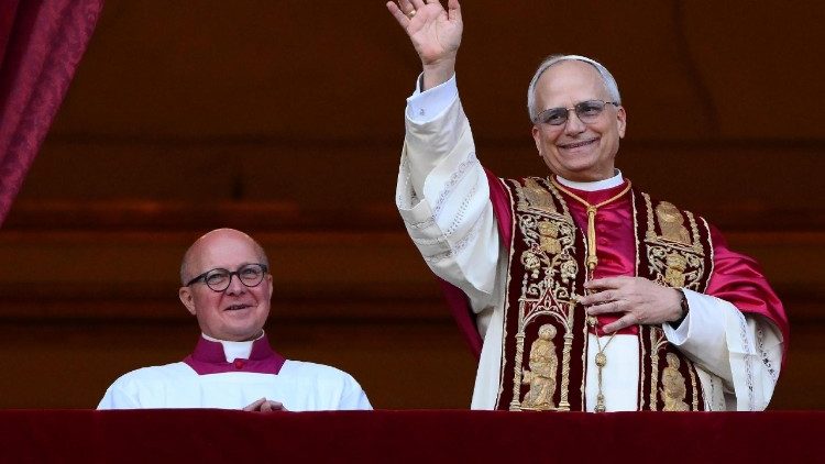 Đức Thánh Cha Lêô XIV trong lần xuất hiện đầu tiên sau khi được bầu kế vị Đức Phanxicô