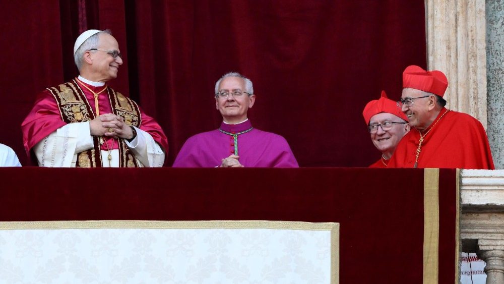 Le Pape Léon XIV avec les cardinaux. 