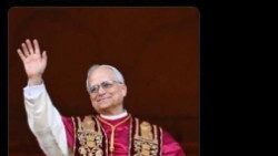 स्क्रीन में पोप लियो 14वें की तस्वीर एवं शब्द