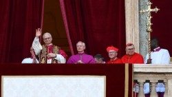 संत पापा लियो 14वें   चुनाव के बाद पहली बार बालकनी से दर्शन देते हुए