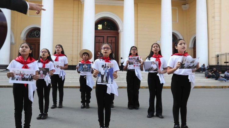 திருத்தந்தையின் தேர்வைக் கொண்டாடும் அவர் பணியாற்றிய பெரு மறைமாவட்ட குழந்தைகள்