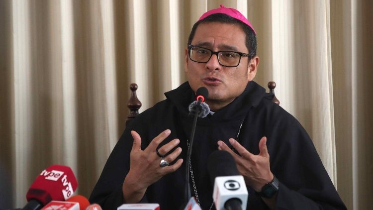L'évêque de Chiclayo lors d'une conférence de presse. 