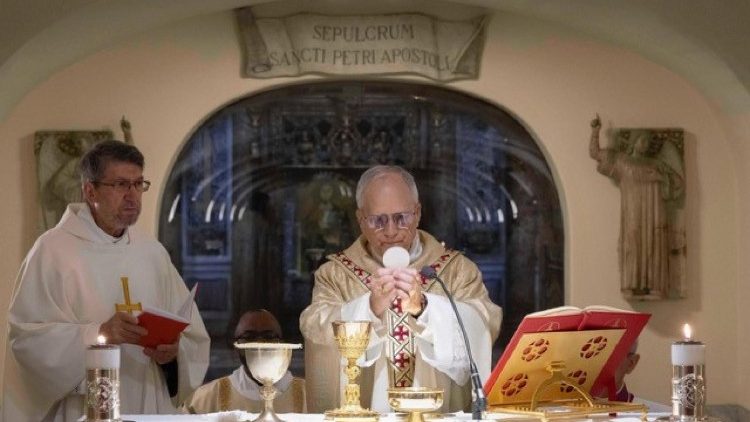 संत पेत्रुस महागिरजाघर में संत पेत्रुस की कब्र के पास वाली वेदी में ख्रीस्तयाग अर्पित करते संत पापा लियो 14वें