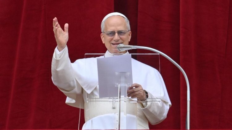 Papa Leo XIV na Salamu Malkia wa kwanza 11 Mei 2025.