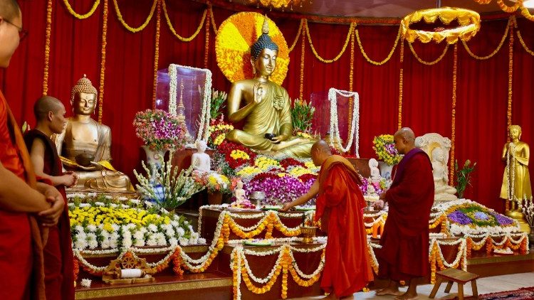 Oslavy svátku Vesak Bangalore 12. května 2025