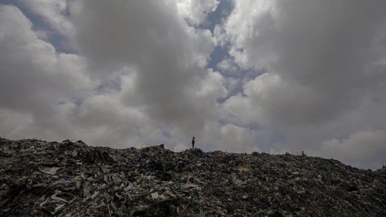 Un enfant dans une décharge de Gaza-ville, le 12 mai 2025.