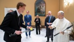 Sinner al Papa, 'giochiamo?' e Leone, 'qui meglio di no'