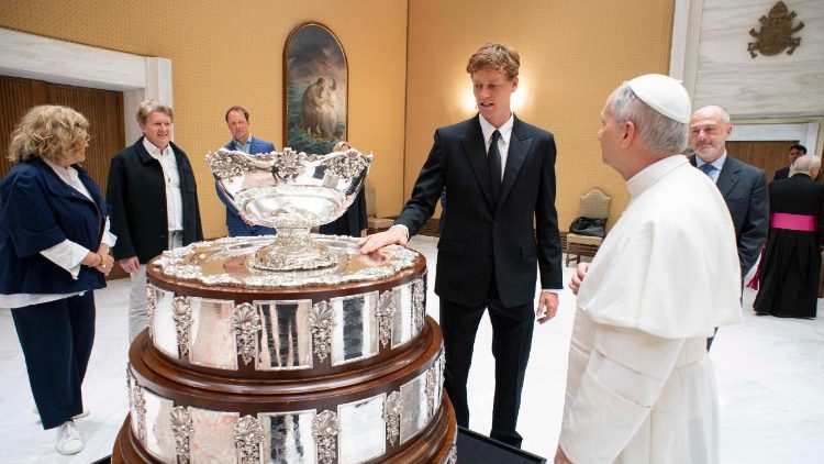 संत पापा लियो 14वें ने वाटिकन में पेशेवर टेनिस खिलाड़ी जैनिक सिनर, उनके परिवार और इतालवी टेनिस महासंघ के अध्यक्ष  के साथ