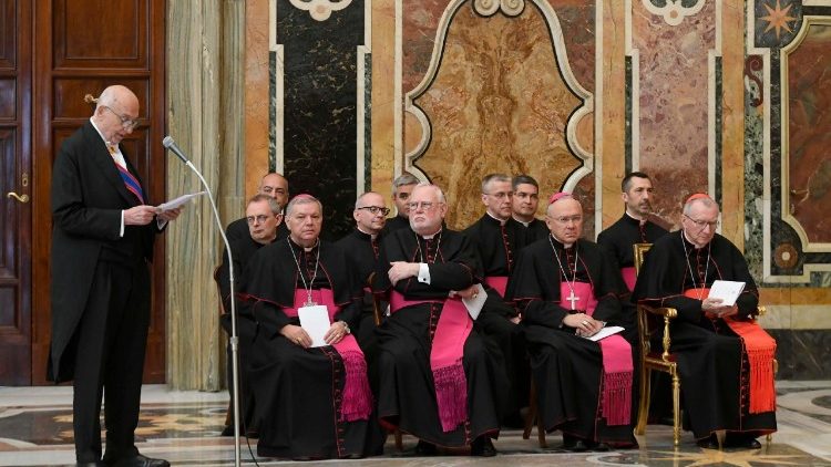 പ്രതിനിധിസംഘത്തിന്റെ ഡീൻ ശ്രീ. ജോർജ് പുലിദെസ്, പാപ്പായ്ക്ക് ആശംസകൾ നേരുന്നു 