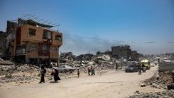 Displaced Palestinians flee their homes in the town of Beit Lahia, north of Gaza City,