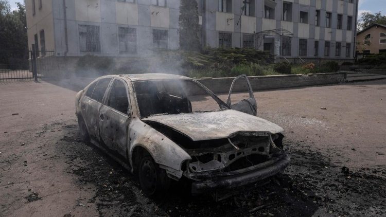 Uma foto divulgada pelo serviço de imprensa da 93ª Brigada Mecanizada Separada "Kholodnyi Yar" das Forças Armadas Ucranianas em 17 de maio de 2025 mostra um carro com o corpo carbonizado de um motorista de 55 anos após um ataque de drone russo no centro da cidade de Kostyantynivka, na linha de frente, região de Donetsk, leste da Ucrânia, em 16 de maio de 2025, em meio à invasão russa. (EPA/UKRAINE'S 93RD MECHANIZED BRIGADE PRESS SERVICE)