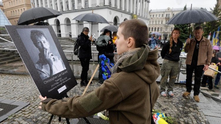 Parentes e amigos participam da cerimônia de despedida do voluntário britânico Chris Garrett na Praça da Independência, em Kiev, Ucrânia, em 17 de maio de 2025, em meio à invasão russa em andamento. Chris Garrett (40), um especialista humanitário e desminagem britânico que trabalhava na desminagem e treinava tropas ucranianas desde 2014 e cofundador da organização humanitária e de desminagem "Prevail Together", morreu em uma explosão perto da cidade de Izium, no leste da Ucrânia, na região de Kharkiv, em 7 de maio de 2025. EPA/SERGEY DOLZHENKO