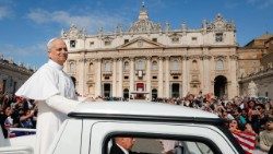 Insediamento di papa Leone XIV, l'arrivo sulla papamobile