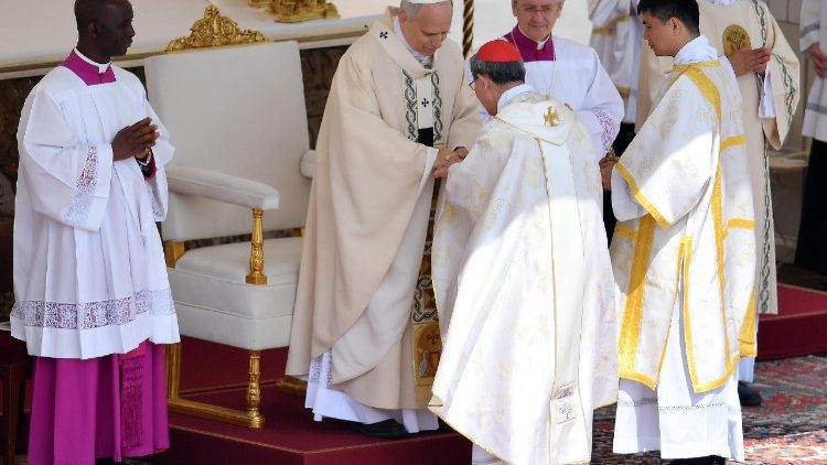 Tagle bíboros adta át XIV. Leó pápának a halászgyűrűjét beiktatási szentmiséjén