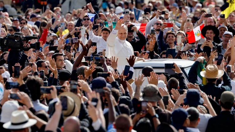 Insediamento di papa Leone XIV, l'arrivo sulla papamobile