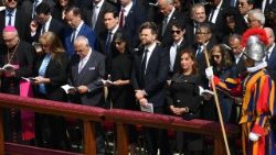 US-Vizepräsident J.D. Vance (Bildmitte unten) während der Amtseinführung von Papst Leo XIV. auf dem Petersplatz