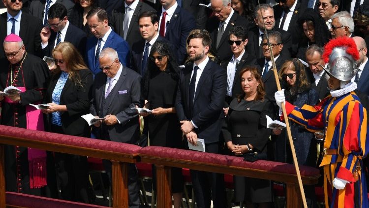 US-Vizepräsident J.D. Vance (Bildmitte unten) während der Amtseinführung von Papst Leo XIV. auf dem Petersplatz