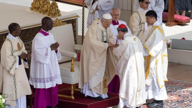 XIV. Leó pápa megkapja halászgyűrűjét