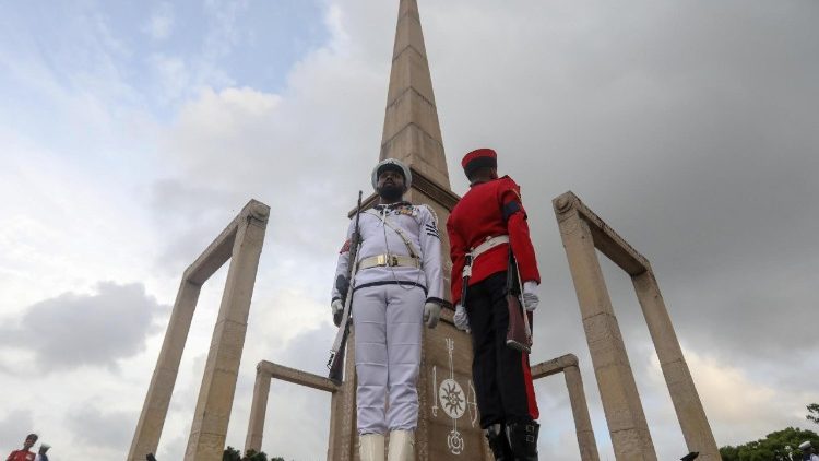 Im Gedenken: Soldaten marschieren an der Gedenkstätte für die Kriegshelden in Colombo