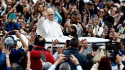 البابا لاوُن الرابع عشر المقابلة العامة الأولى مع المؤمنين ٢١ ايار مايو ٢٠٢٥