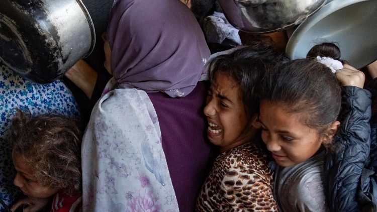 Njaa kubwa kwa watoto na watu huko Gaza.Huu ni msururu wa watoto na watu wakiwa mbele ya jiko la chakula.Papa ametoa wito kuhusu janga hili.