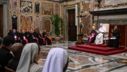 Papa Leoni XIV në audiencë në Vatikanme  pjesëmarrësit në asamblesë së përgjithshme të Shoqërive Misionare Papnore, Qyteti i Vatikanit, 22 maj 2025.