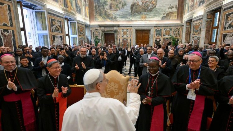 Leó pápa a Pápai Missziós Művek közgyűlésének tagjaival