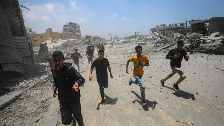 Heute bei Gaza Stadt: Jugendliche fliehen nach Luftangriff