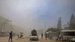 Palestinesi in fuga dalle zone bombardate della Striscia di Gaza