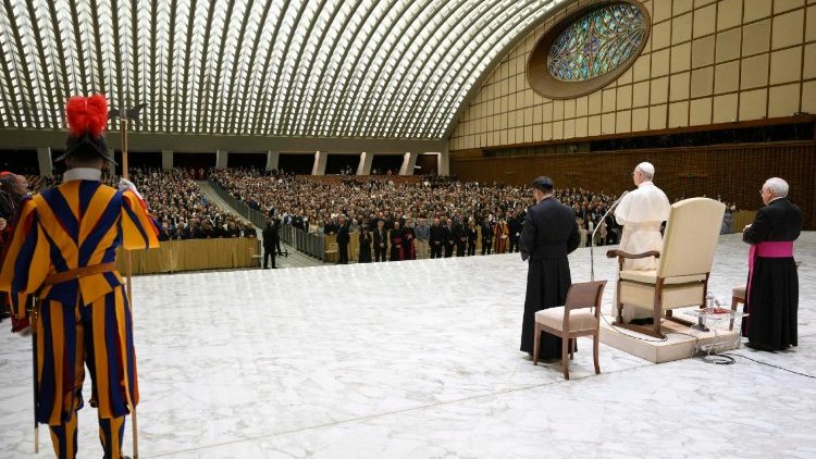 Leó pápa a Kúria, a Vatikán és a Helynökség alkalmazottaival  