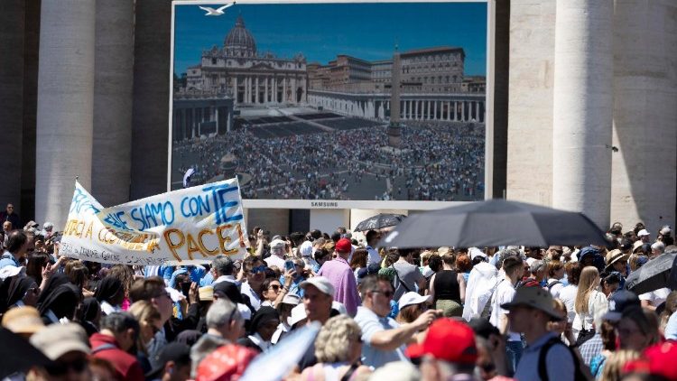 البابا يصلي على نية الشعوب المتألمة بسبب الحرب ويسأل الله أن يمنح الشجاعة والمثابرة للأشخاص الملتزمين في الحوار والبحث الصادق عن السلام