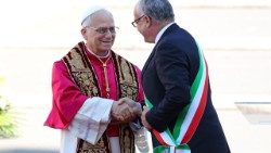 Papa Leone in Campidoglio, Gualtieri lo saluta