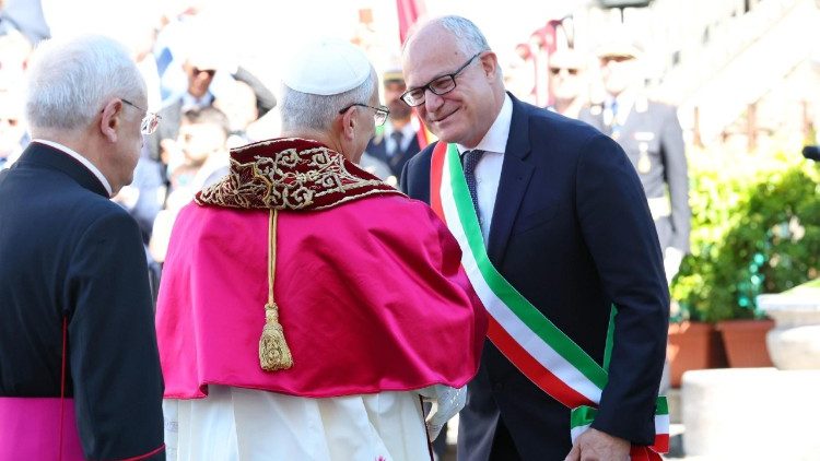 പാപ്പായെ നഗരപിതാവ് (മേയർ) സ്വീകരിക്കുന്നു 