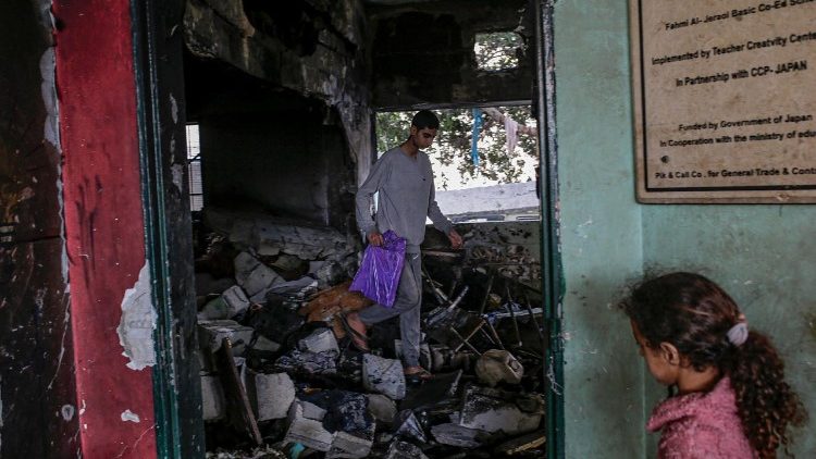 Los restos de la escuela que albergaba a personas desplazadas en Gaza