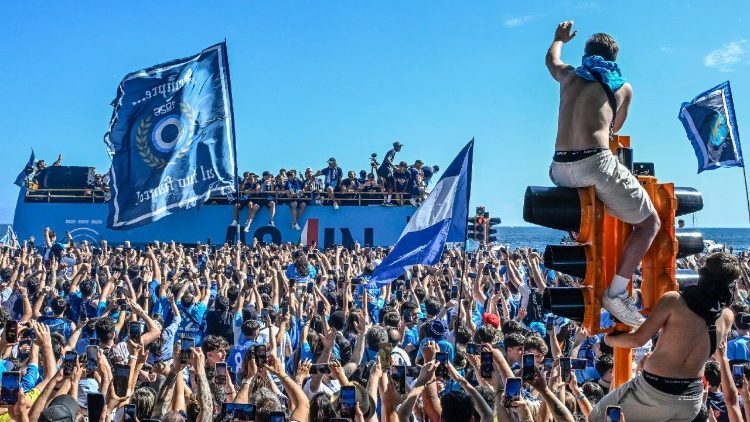 Fans cheer on Napoli's victory parade