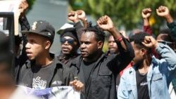 மனித உரிமை நடவடிக்கைகளுக்கு எதிராகப் போராடும் மாணவர்கள் 