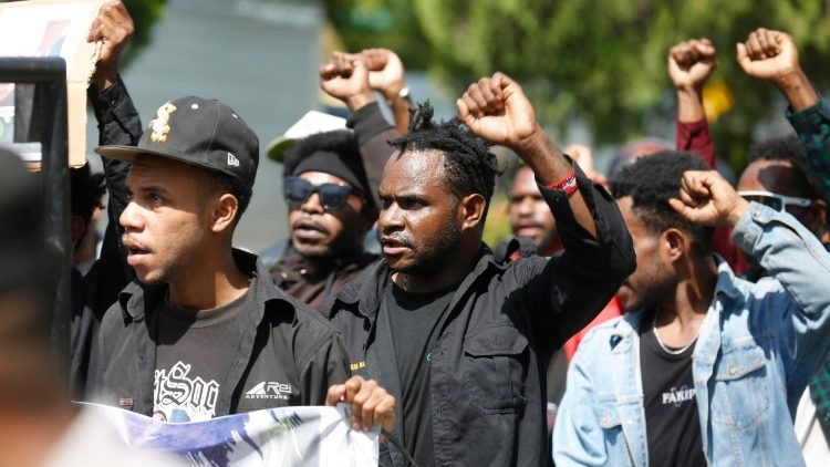 மனித உரிமை நடவடிக்கைகளுக்கு எதிராகப் போராடும் மாணவர்கள் 