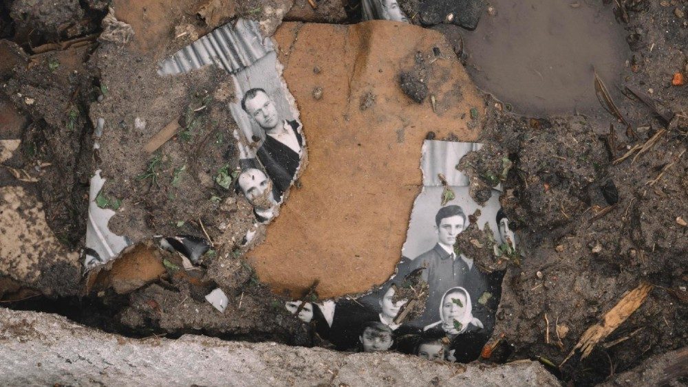 Foto de família no local de um ataque russo a uma resdiência que matou três crianças, em Korostyshiv, região de Zhytomyr, noroeste da Ucrânia, em 28 de maio de 2025, em meio à invasão russa. Em 25 de maio de 2025, um ataque com foguete matou três crianças: Stanislav, de 8 anos, Tamara, de 12, e Roman Martyniuk, de 17.  EPA/ANDREW KRAVCHENKO