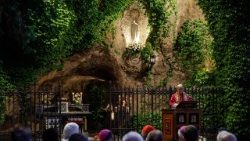 Il Papa nei Giardini vaticani, rosario chiude mese mariano