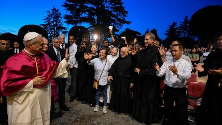Le&oacute; p&aacute;pa a h&iacute;vek k&ouml;r&eacute;ben a Vatik&aacute;ni kertekben a Lourdes-i barlangn&aacute;l