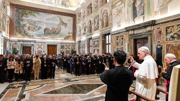 लोक संगठनों, धर्मसंघीय आंदोलनों और नए समुदायों के मध्यस्थों के साथ संत पापा लियो 14वें