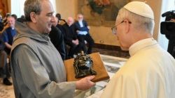 Le Pape Léon XIV a reçu en audience les membres de la Société africaine des missions (SMA), en salle du Consistoire, au Palais apostolique, le 6 juin 2025. 
